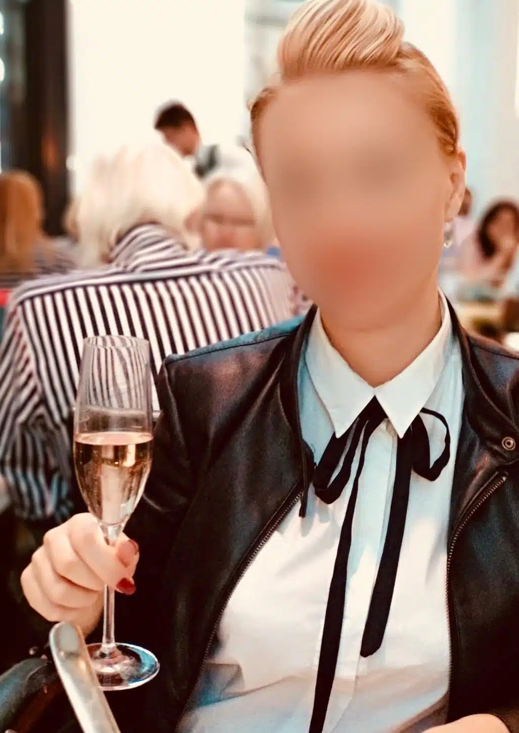 Irina trägt eine schwarze Jacke und ein weißes Hemd